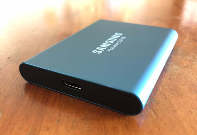 コネクターは「USB 3.1 Gen2対応Type-C」